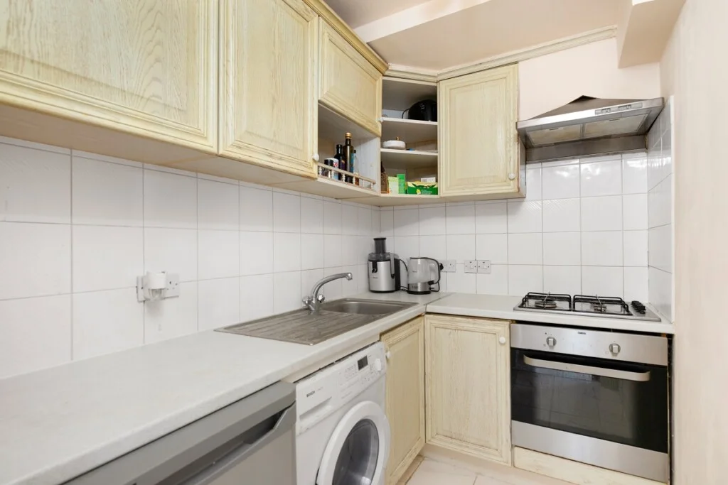 Flat 3 165 Gloucester Terrace p
